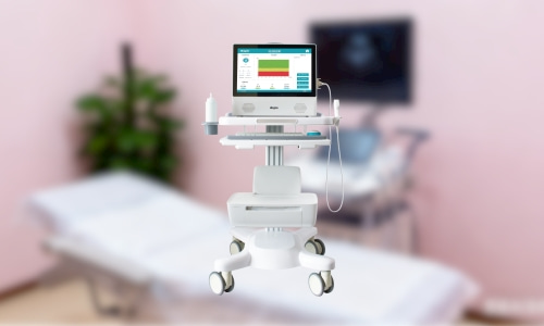 医生使用便携式超声raybet雷竞技网页入口为受检者检测